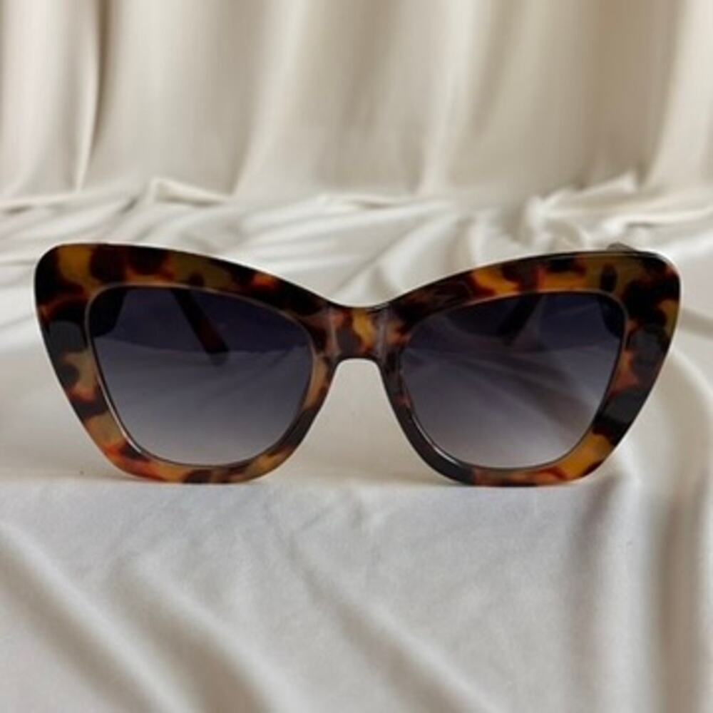 Chic Tortoiseshell Cat-Eye Sunglasses w/ Blue Lenses